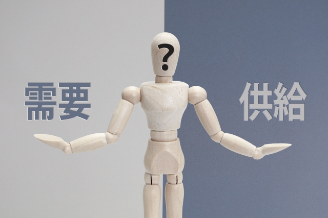 需要と供給を両手で持つ人形