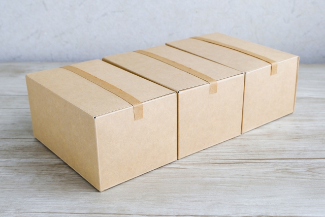並べられた3つの段ボール箱