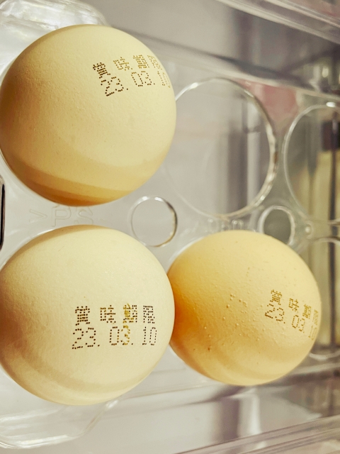 賞味期限が印字されている卵