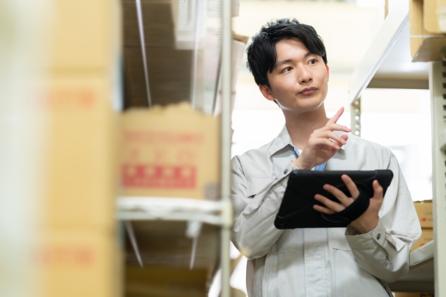 倉庫を点検する男性