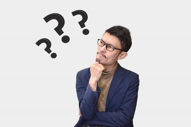 ハテナと考える男性