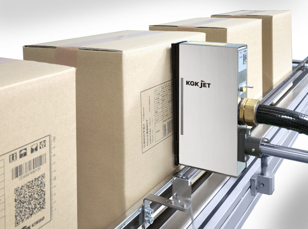 段ボールに印刷しているインクジェットプリンター