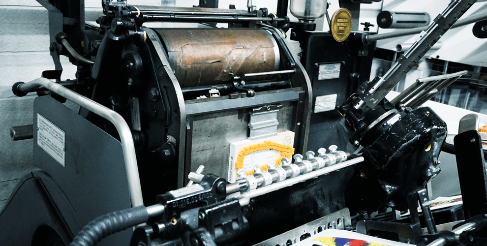 箔押しをしている印刷機