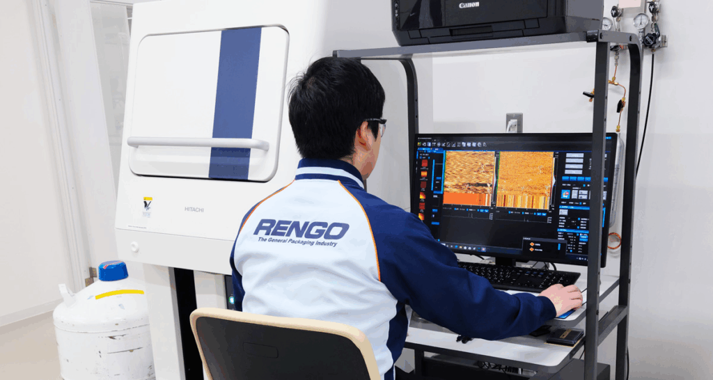 原子間力顕微鏡によるセルロースナノファイバーの形態観察を行っている社員