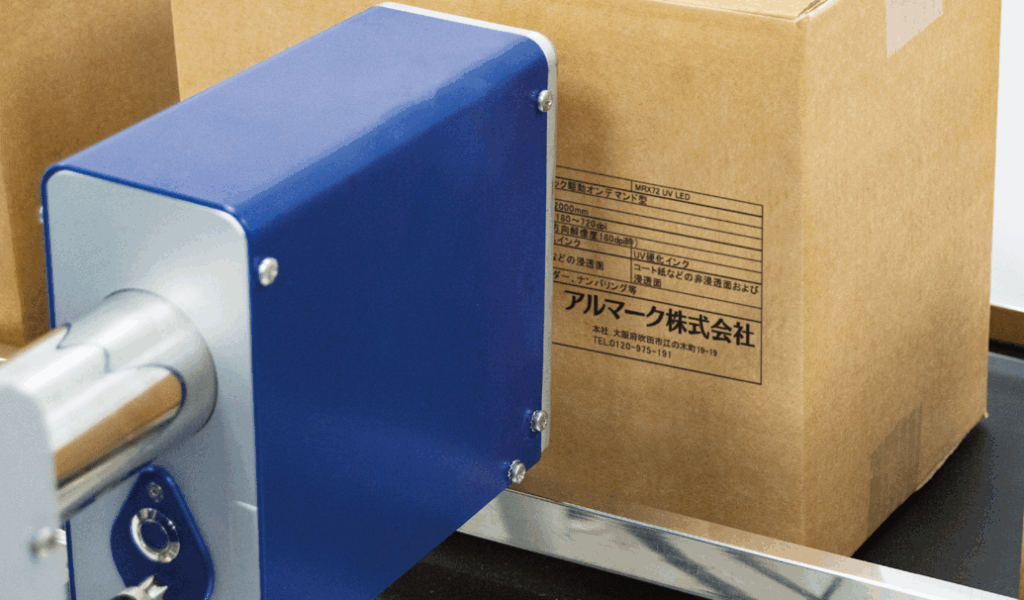 段ボールに文字を印字している様子