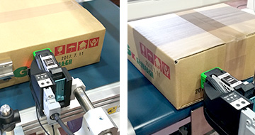 段ボールの両側面印字の様子