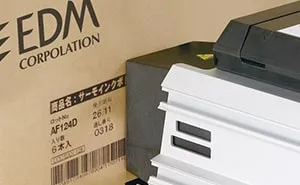 バーコードを印刷している産業用インクジェットプリンター