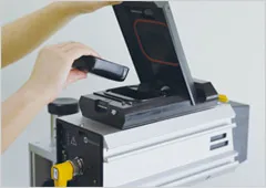 MDL5800にインクを補填している様子