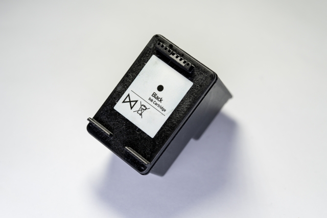 黒いインクジェットプリンターのインクカートリッジ