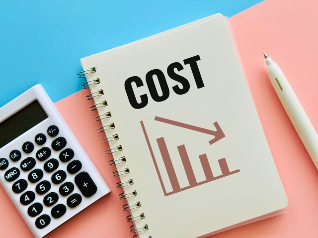 電卓とコスト削減のイメージ