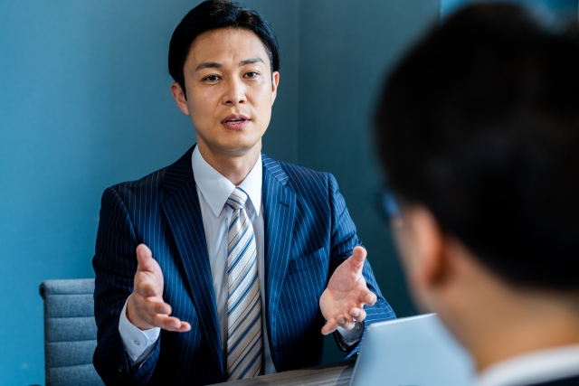 丁寧に対応する担当者