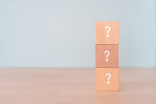 ハテナが描かれた木のブロックが3つ