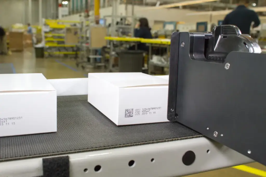 白い化粧箱に印字しているインクジェットプリンター