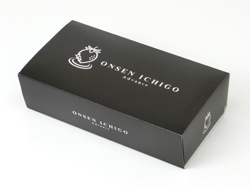 黒地に白文字の化粧箱