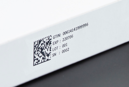 白い化粧箱に印字されたQRコード