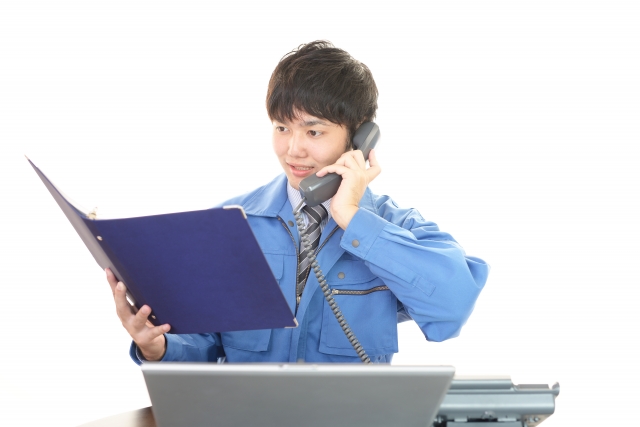 電話をしている作業員